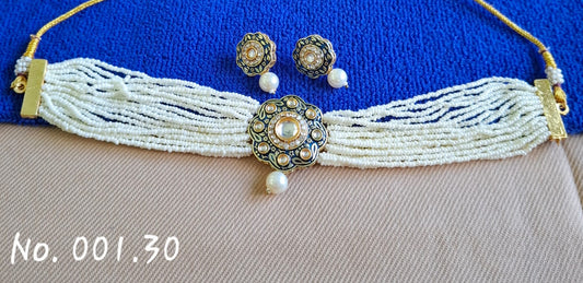 BEAUTIFUL BEAD CHOKER WITH STUD