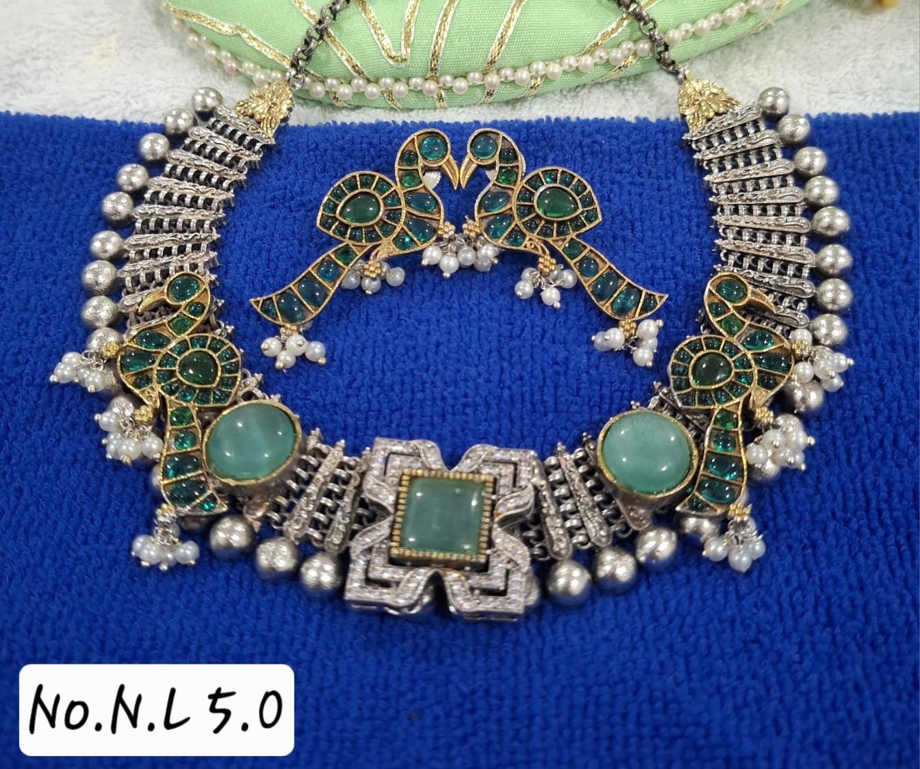 STATEMENT AD NECKLACE WITH EARRING
