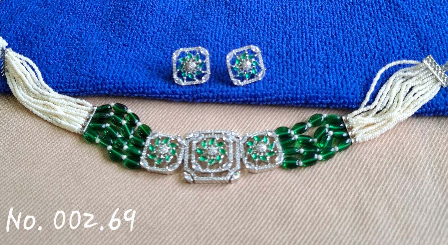 BEAUTIFUL AMERICAN DIMOND CHOKER- GREEN