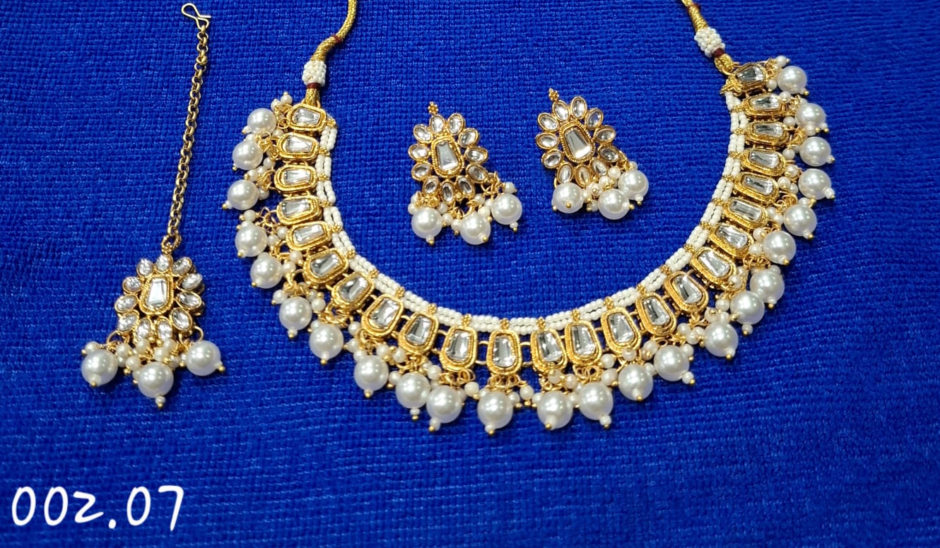 TRENDY KUNDAN CLEAR NECKLACE WITH EARRIING WITH MANG TIKA