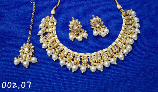 TRENDY KUNDAN CLEAR NECKLACE WITH EARRIING WITH MANG TIKA