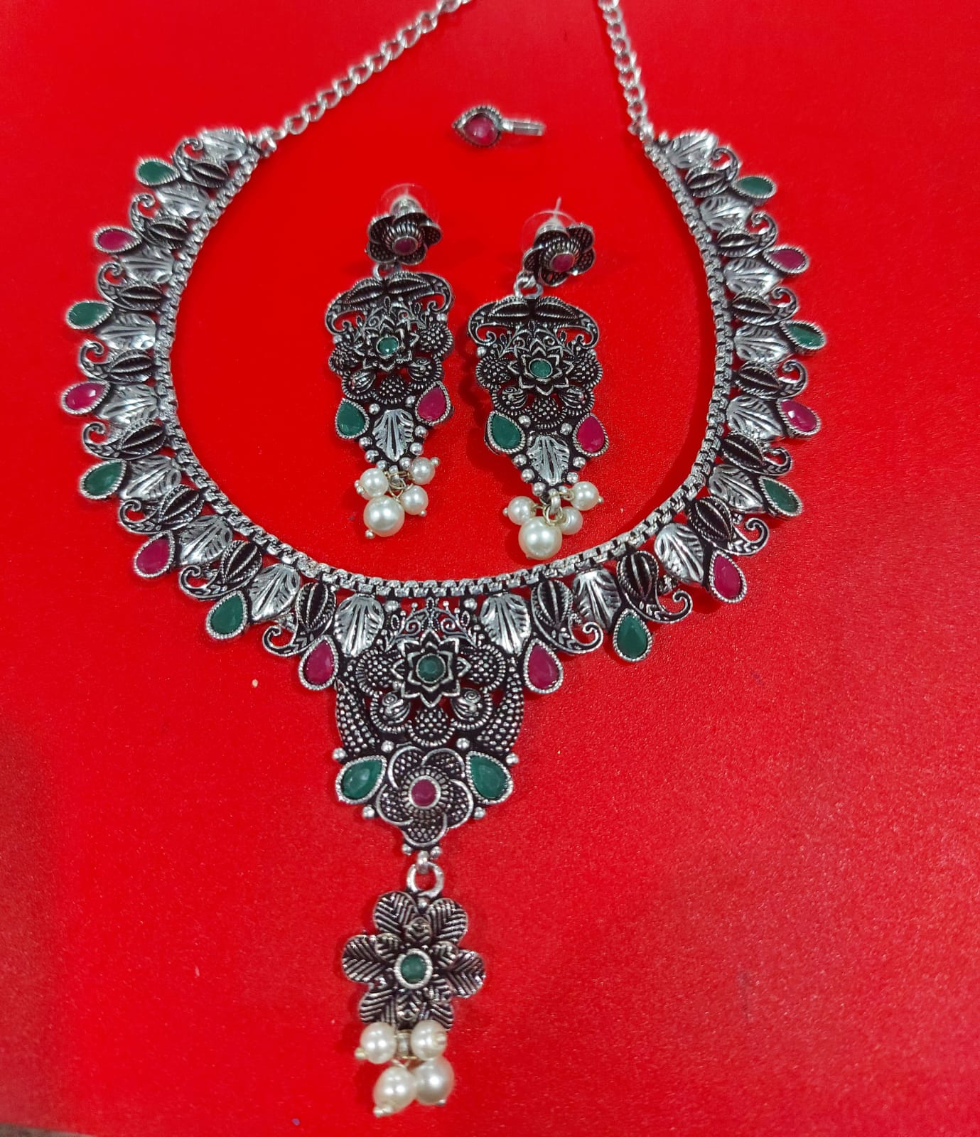 OXIDISED NECKLACE GREEN AND RUBY